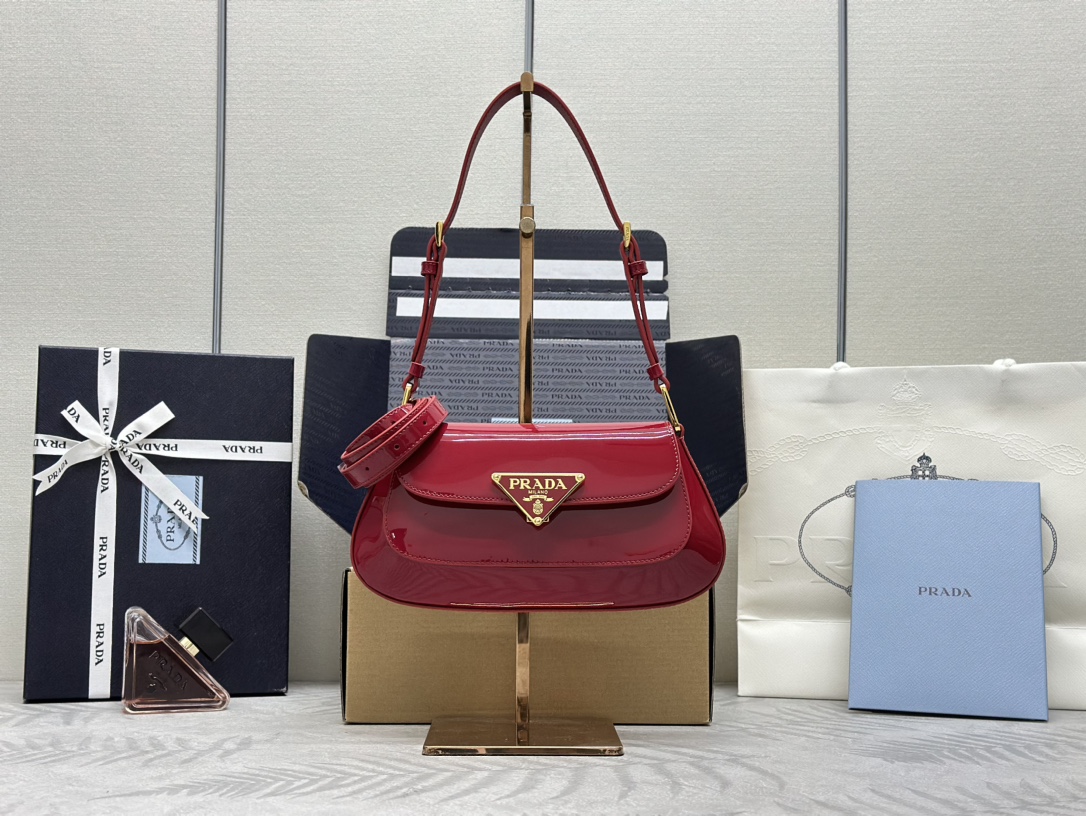 Prada patent leather flap shoulder bag (1BD344)