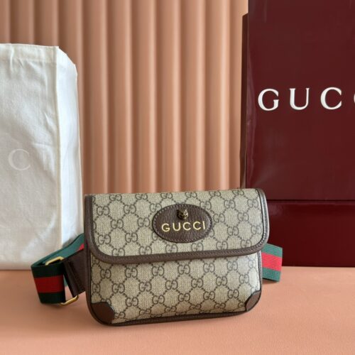 Gucci's classic GG Supreme tiger head canvas waist bag/crossbody bag
