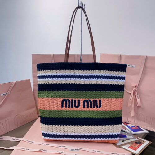 Bolso tote de rafia de ganchillo a rayas de Miu Miu