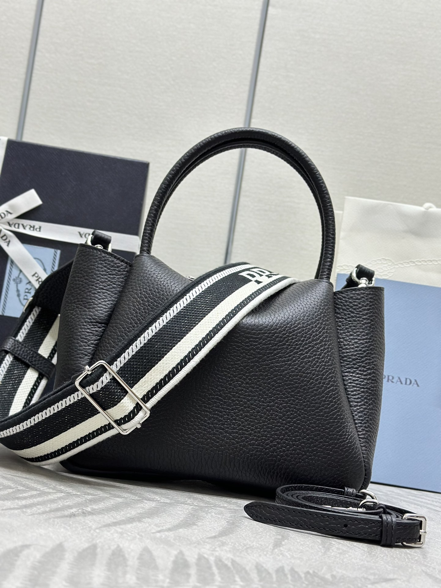 Prada 1BC145 genuine leather handbag - Image 3