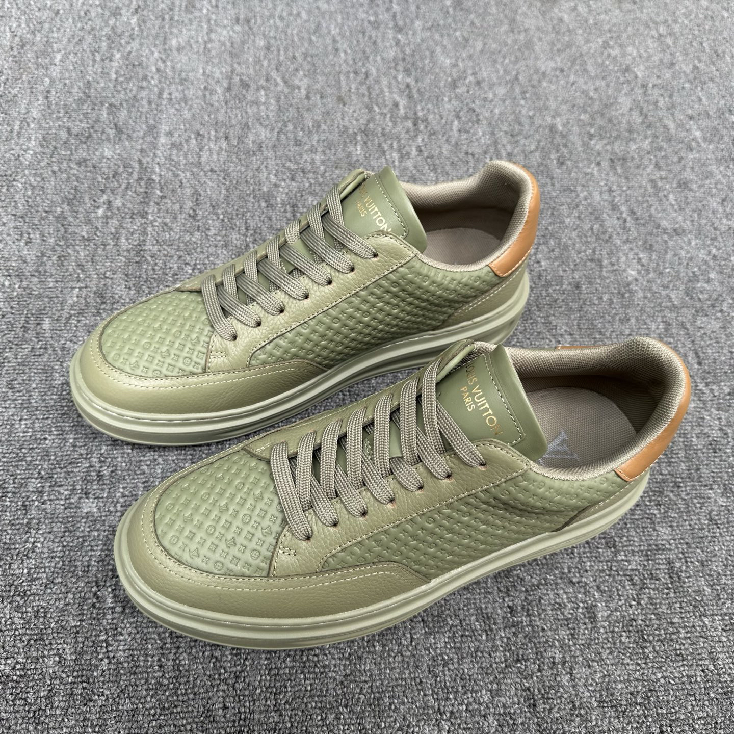 Louis Vuitton embossed Monogram low-top casual sneakers - Image 4
