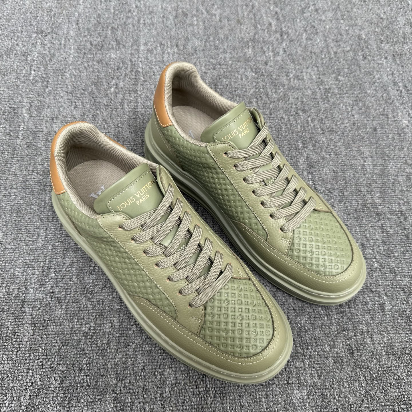 Louis Vuitton embossed Monogram low-top casual sneakers - Image 5