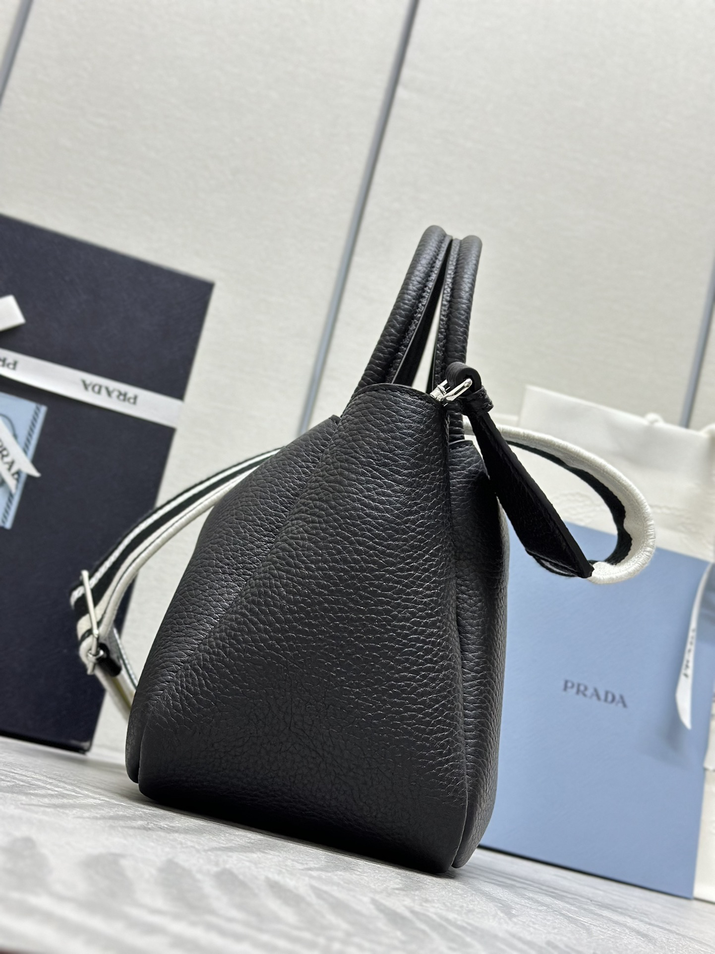 Prada 1BC145 genuine leather handbag - Image 4