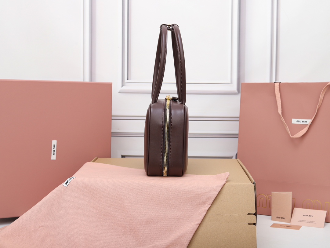 Miu Miu Beau Vintage Leather Handbag - Image 4
