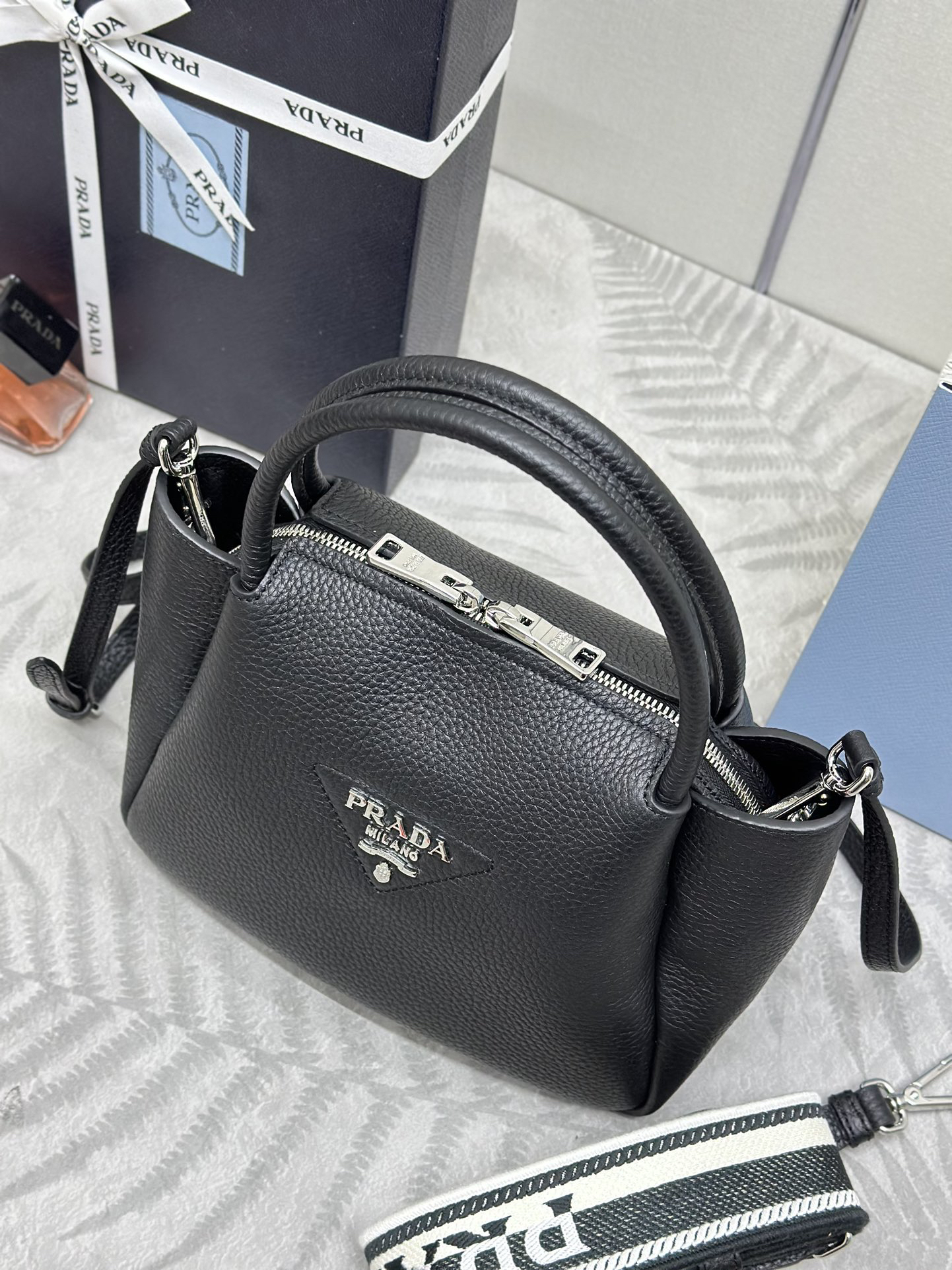 Prada 1BC145 genuine leather handbag - Image 5