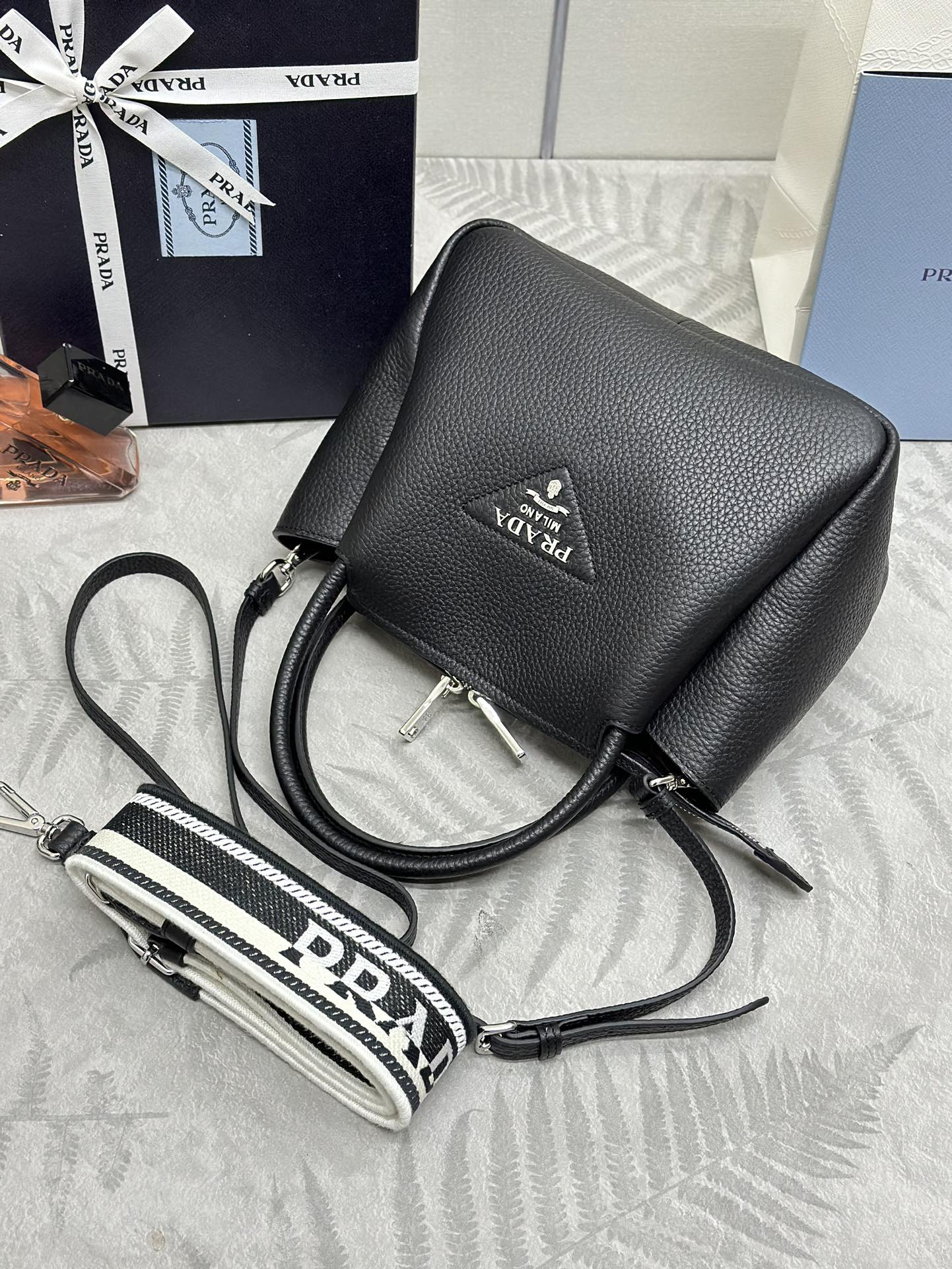 Prada 1BC145 genuine leather handbag - Image 6