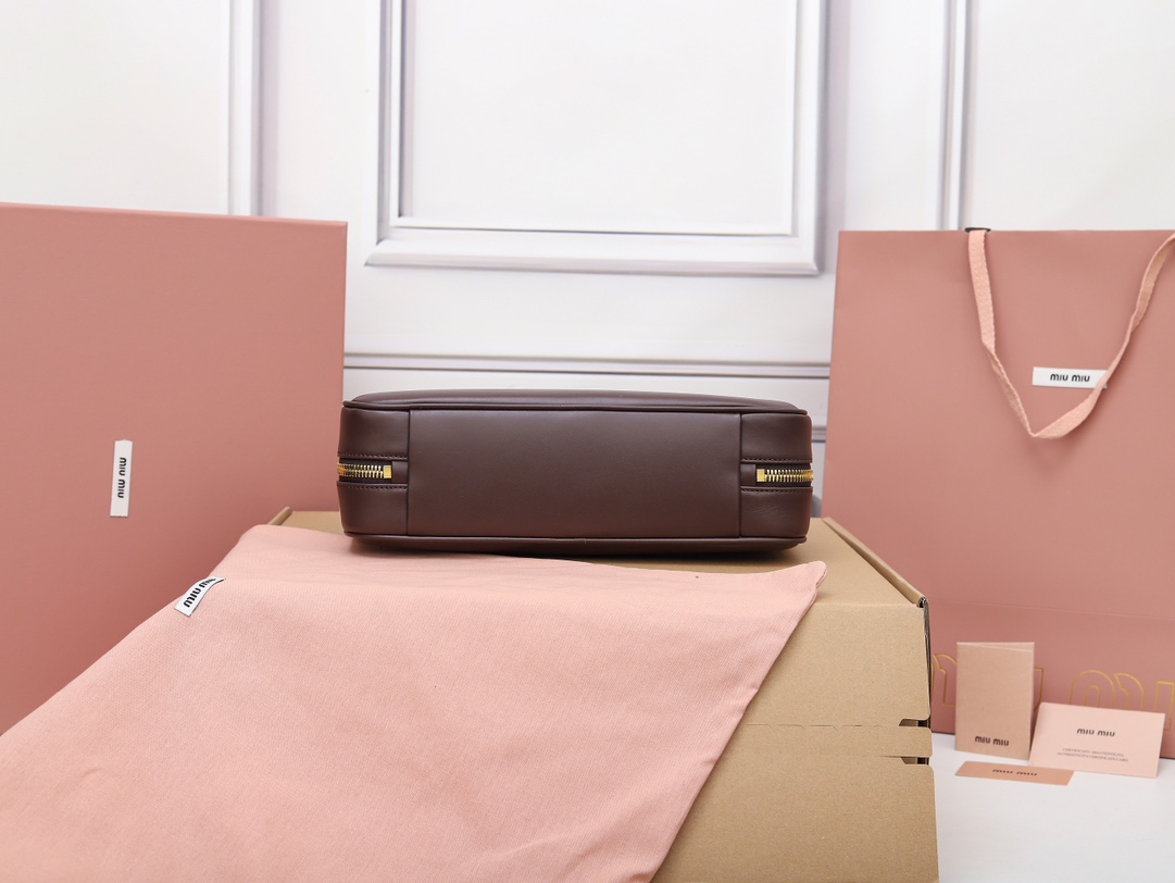 Miu Miu Beau Vintage Leather Handbag - Image 6