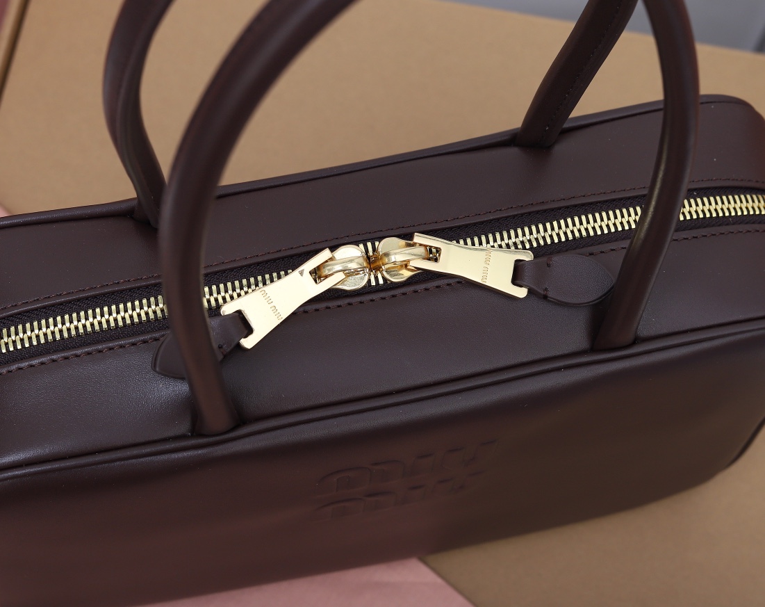 Miu Miu Beau Vintage Leather Handbag - Image 7