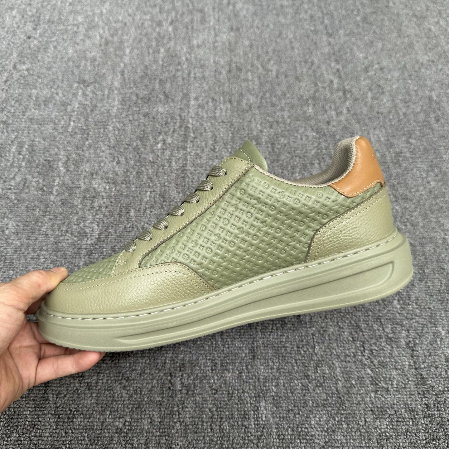 Louis Vuitton embossed Monogram low-top casual sneakers - Image 9