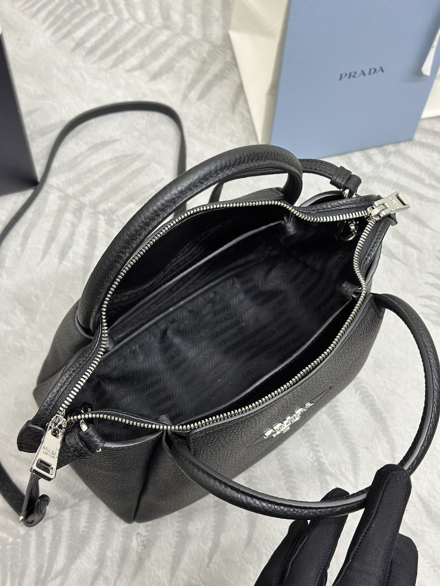Prada 1BC145 genuine leather handbag - Image 8