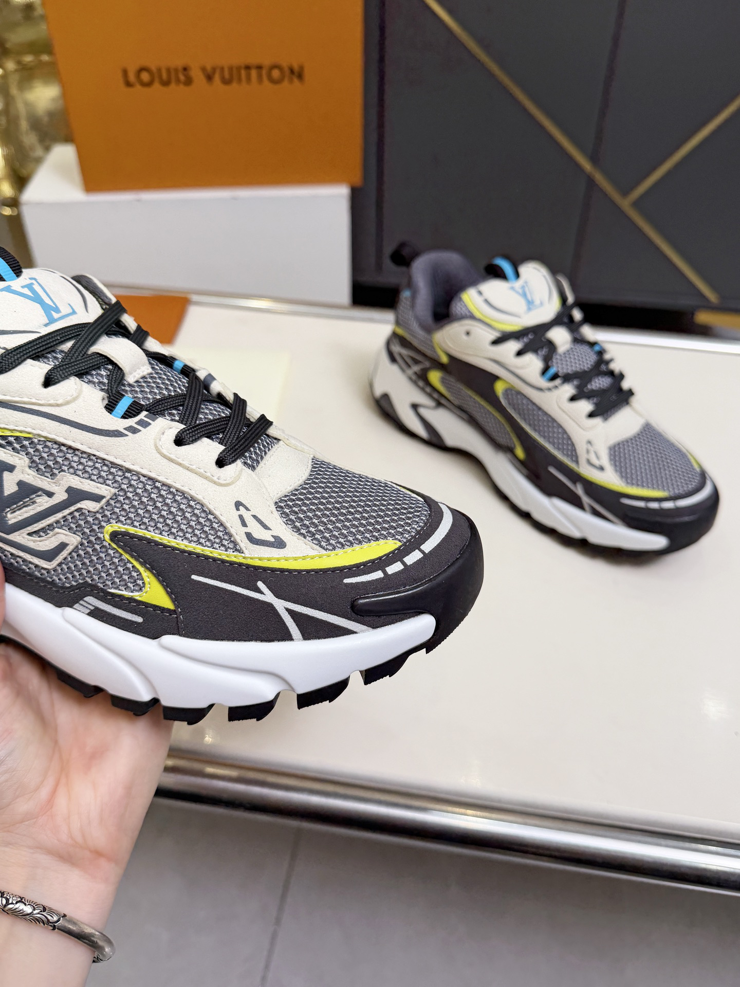 Louis Vuitton RUNNER TATIC sneakers - Image 9