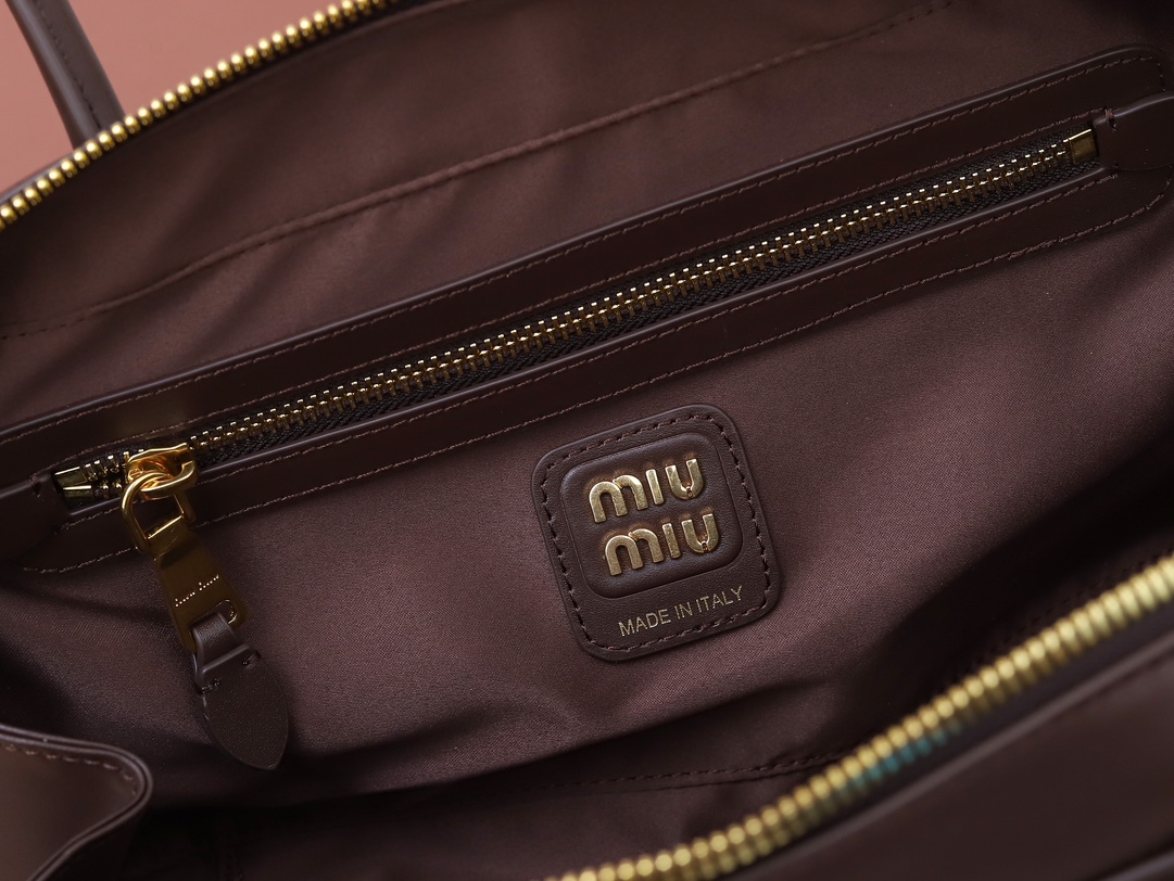 Miu Miu Beau Vintage Leather Handbag - Image 9
