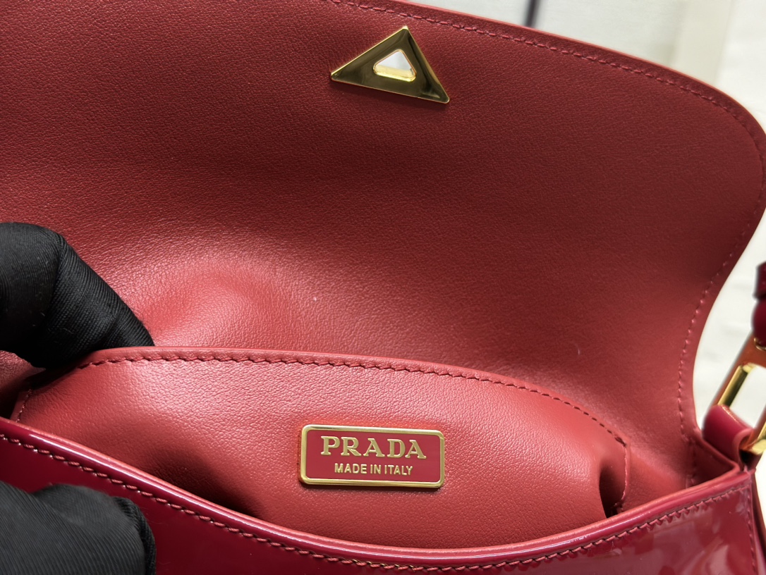 Prada patent leather flap shoulder bag (1BD344) - Image 10