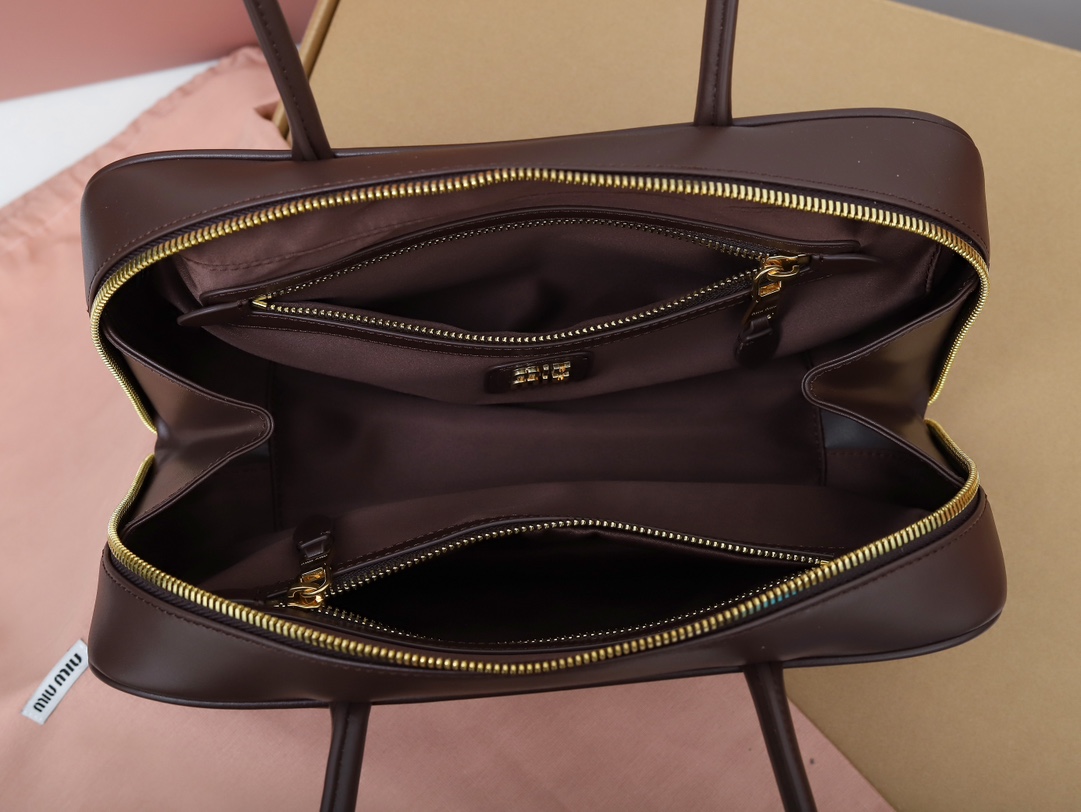 Miu Miu Beau Vintage Leather Handbag - Image 10