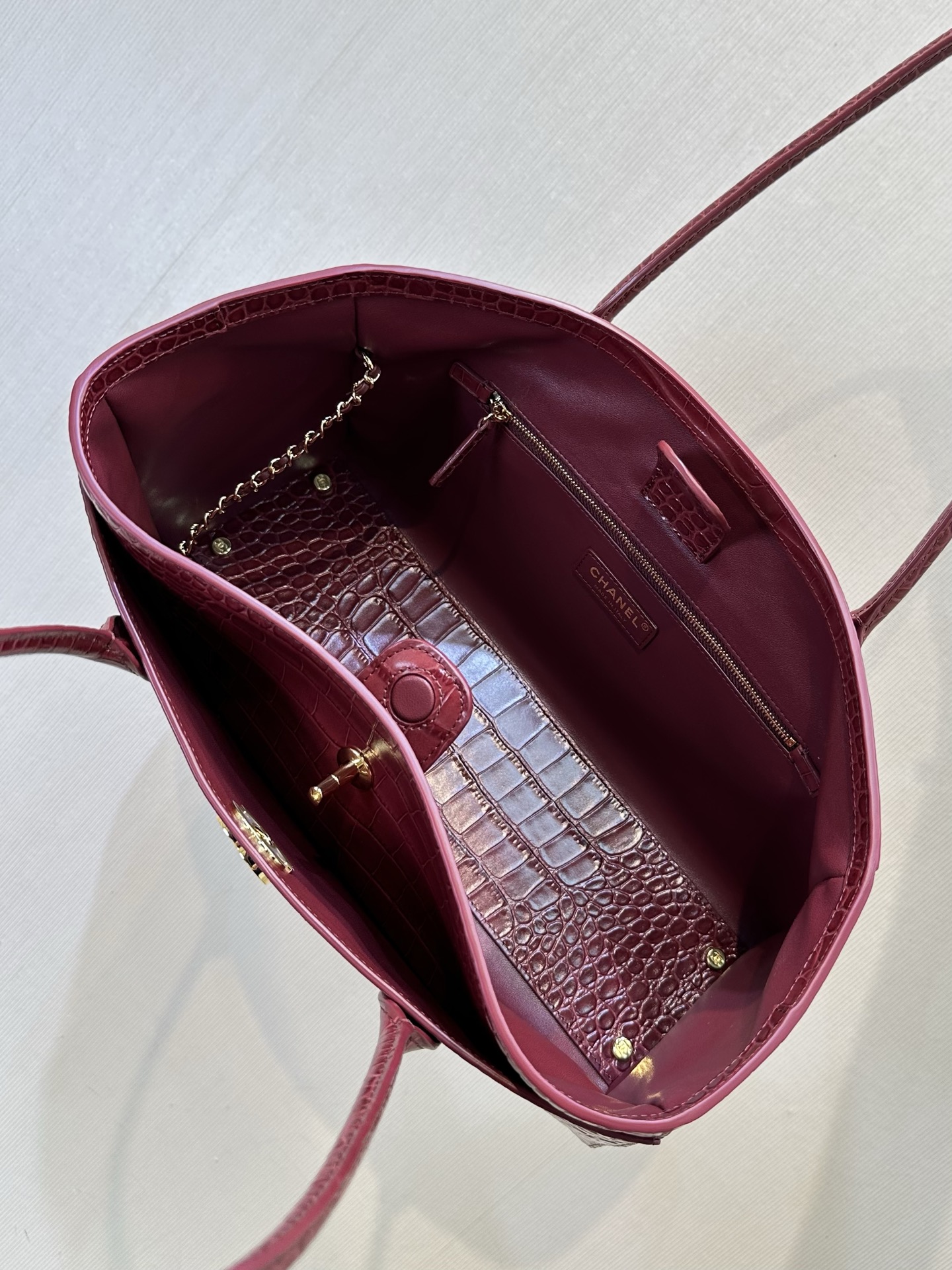 Chanel 26S Crocodile Embossed Cerf Tote Shopping Bag - Image 16