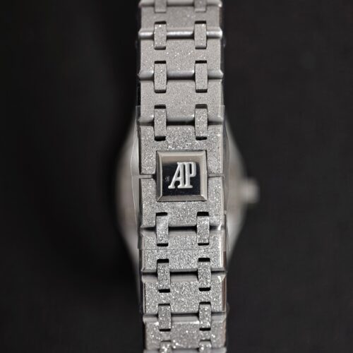 Alternative view of Detailed Explanation of the Audemars Piguet Royal Oak 67653BC Full Diamond Ladies' Watch